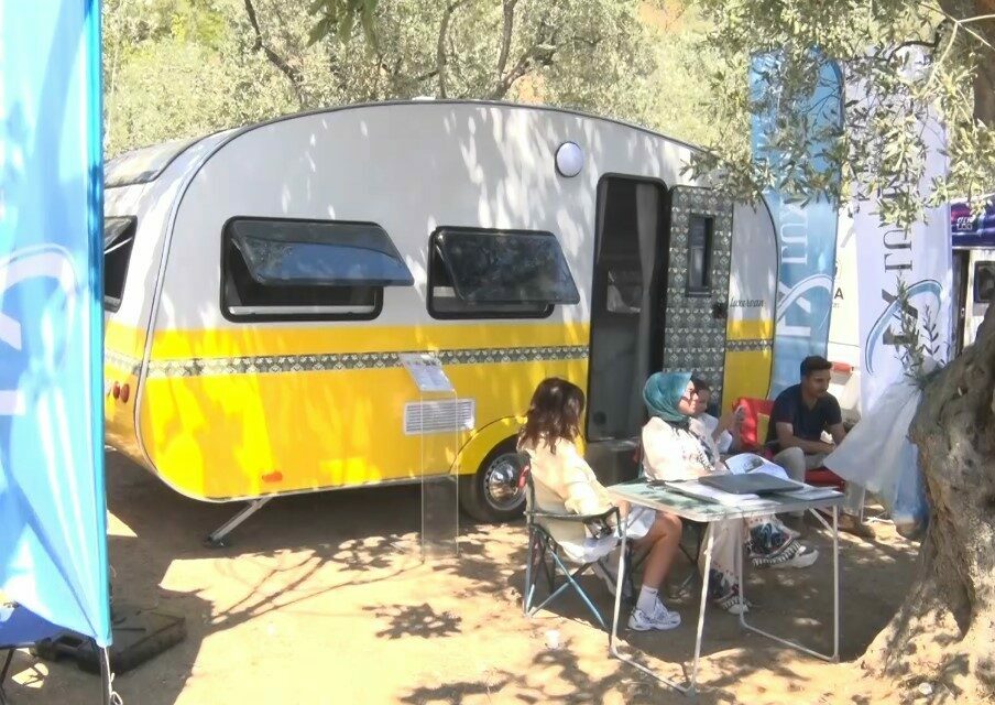 Hüsnü Şenlendirici, fuarda görüp