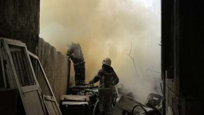  İnegöl’de yıkımına başlanan apartmanda yangın çıktı