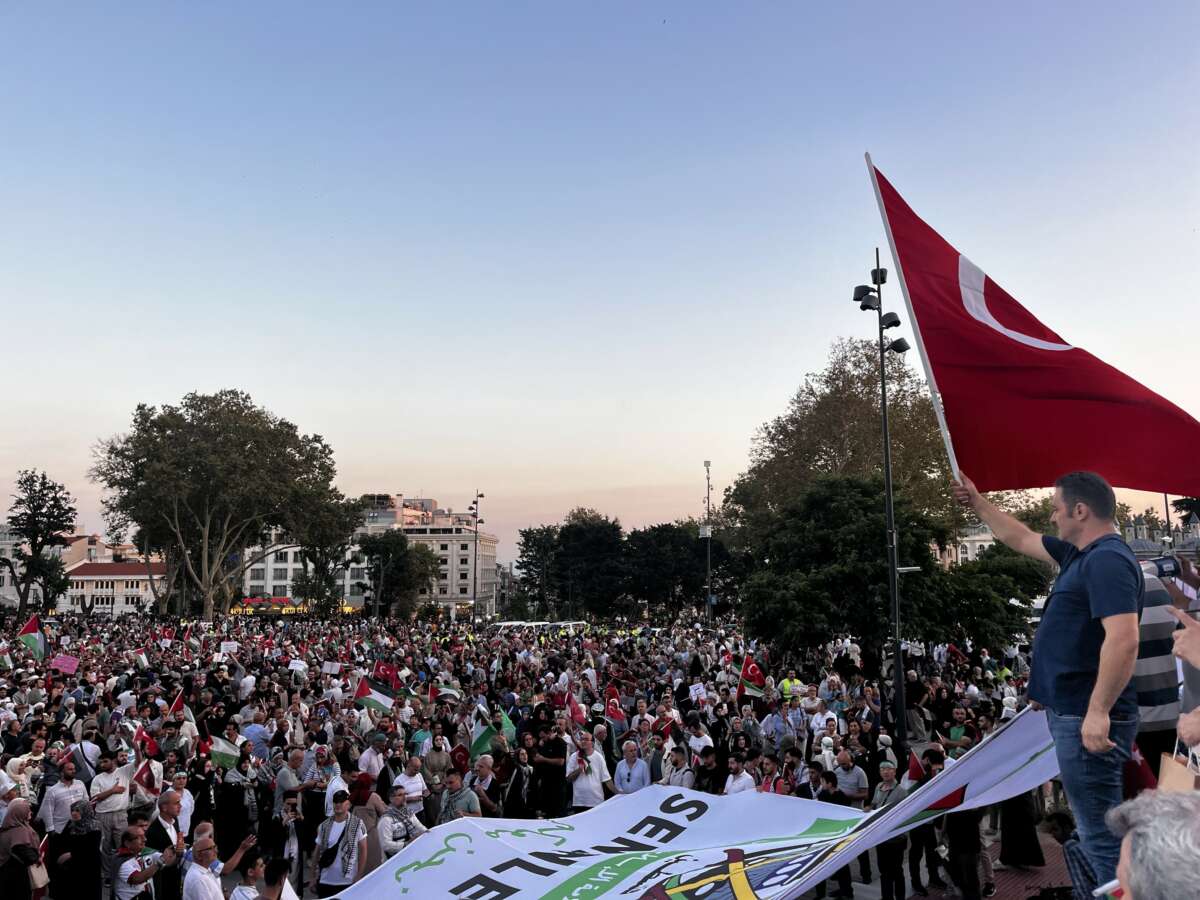 İstanbul’da “Gazze’ye Umut Işığı Ol” yürüyüşü: Binlerce kişi Ayasofya Camii’ne yürüdü