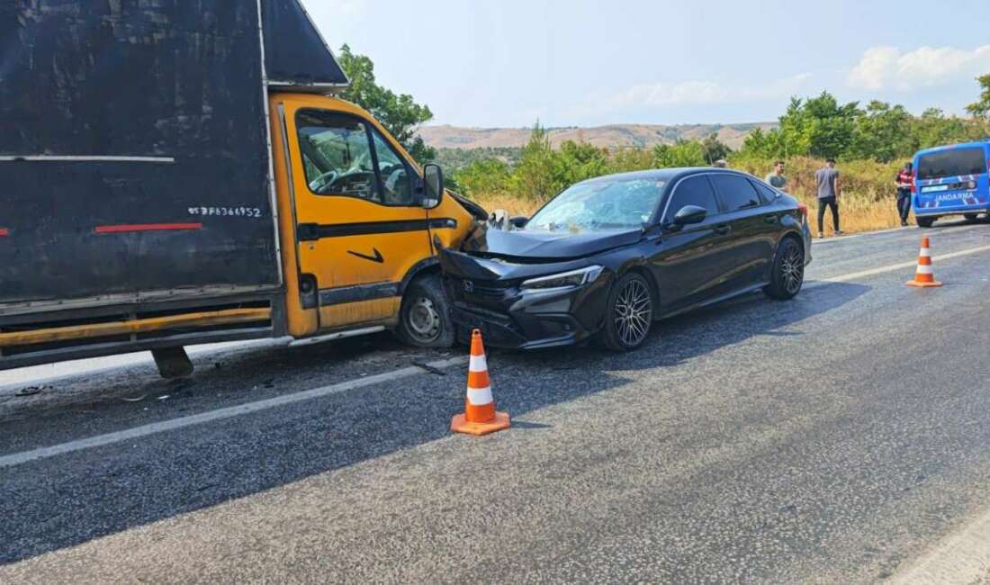 Kafa kafaya kaza: 6 yaralı Bursa'nın İnegöl ilçesinde, otomobil