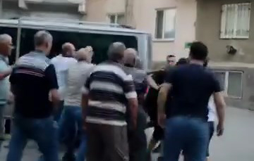 Kalabalığın ortasında tekme tokat dövdüler Bursa’nın Osmangazi ilçesinde iki