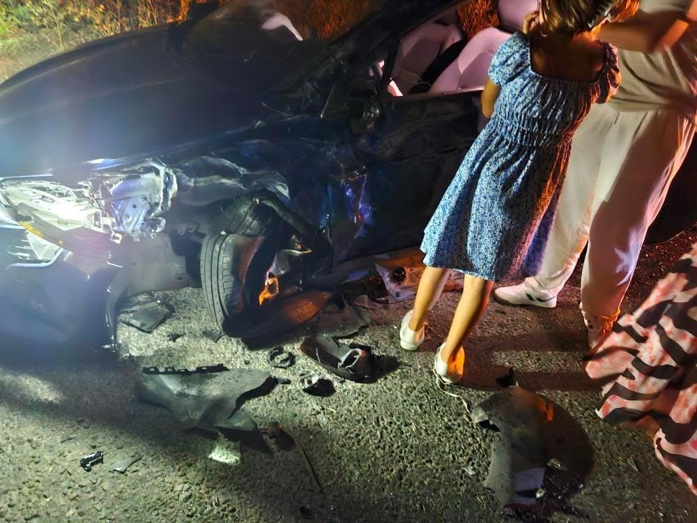 Kamyonet ile otomobil kafa kafa çarpıştı: 1’i polis 3 yaralı