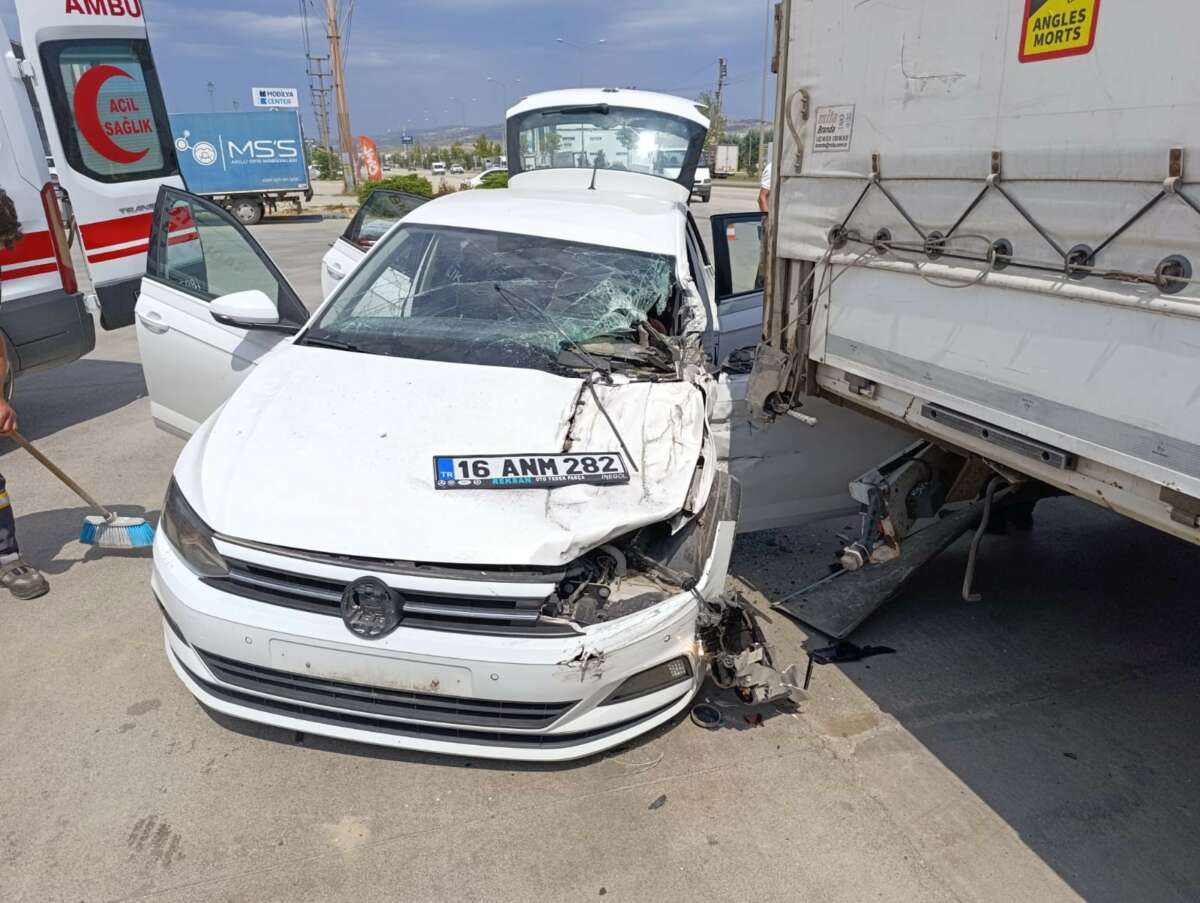 Kontrolden çıkan otomobil benzinlikteki tıra çarptı