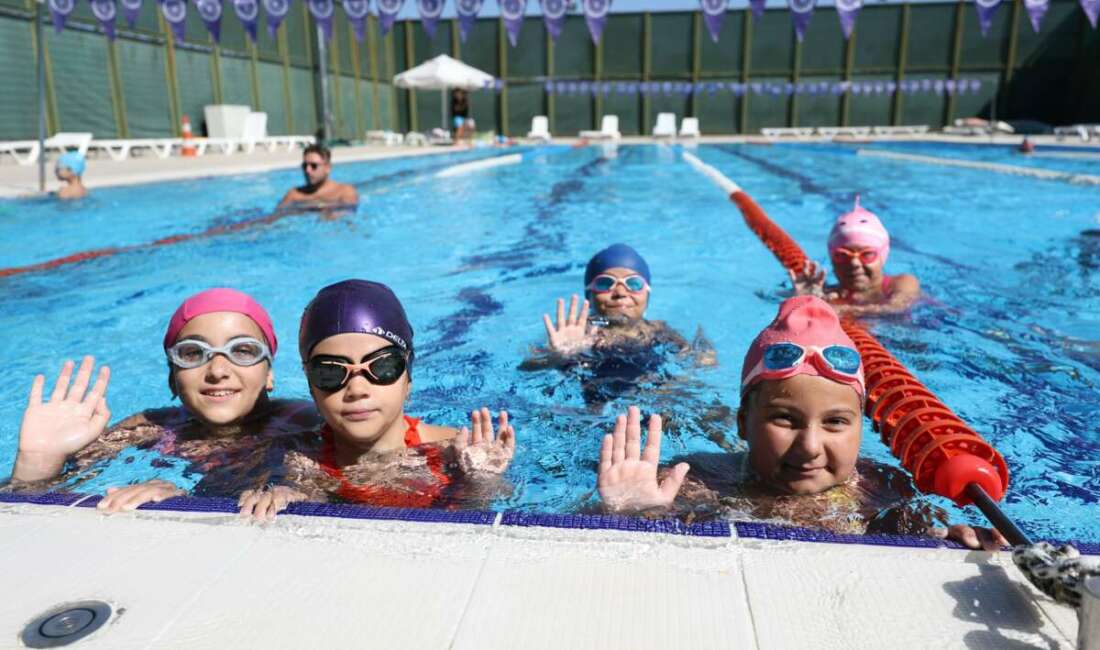 Küçük yüzücüler sertifikalarını gururla aldı Bursa Büyükşehir Belediyesi tarafından düzenlenen