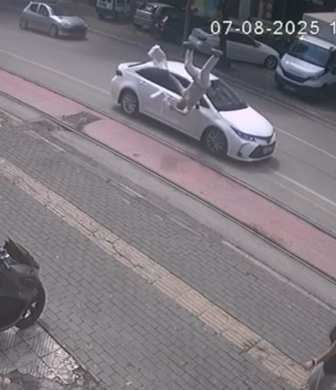 Market alışverişinden çıktı, hastanelik oldu: Kaza anı kamerada