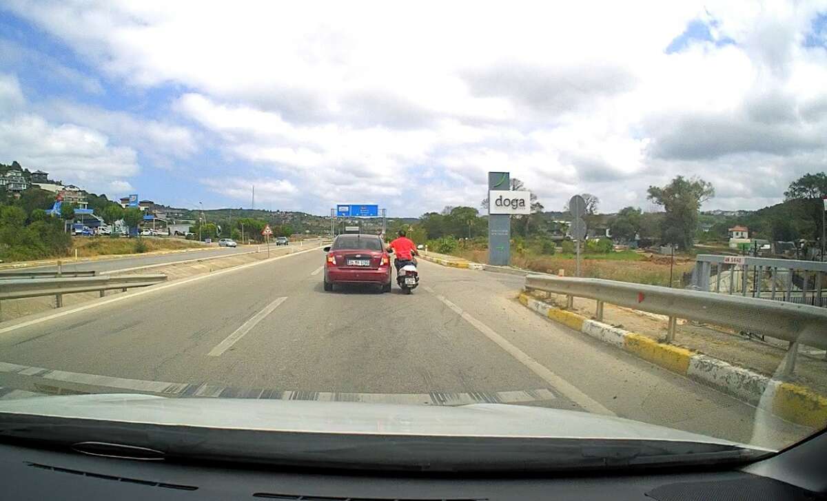 Motosiklet sürücüsü canını hiçe saydı