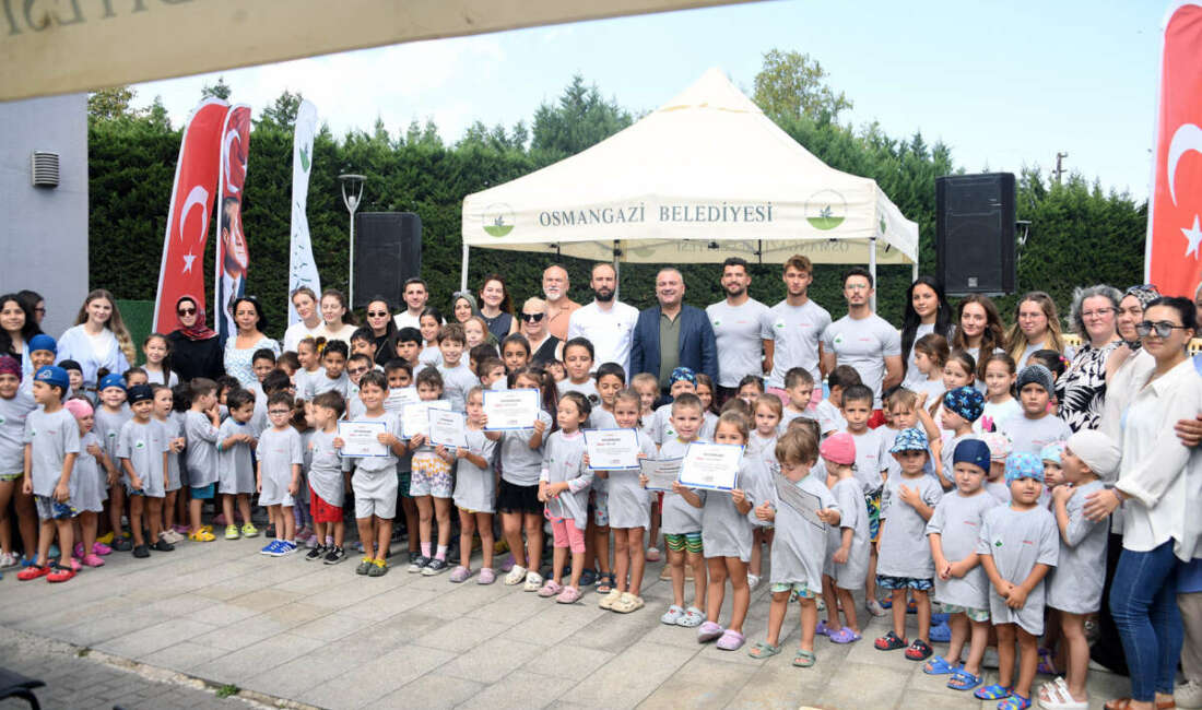 Osmangazi’de minikler yaz tatilinde yüzmeyi öğrendi Osmangazi Belediyesi’nin yaz spor