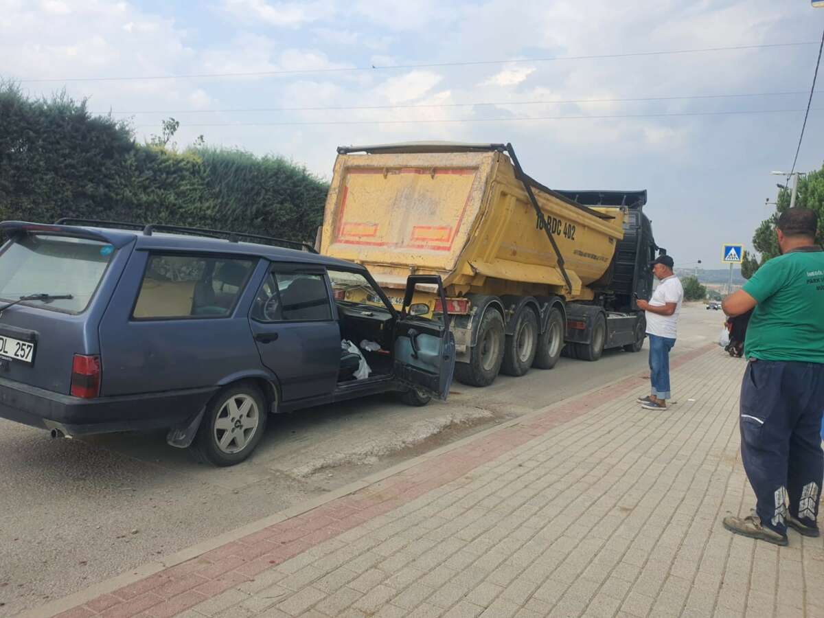 Otomobil kamyona çarptı: 4 yaralı