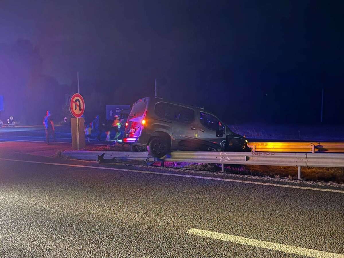 Otomobil su kanalına düştü: 3 yaralı