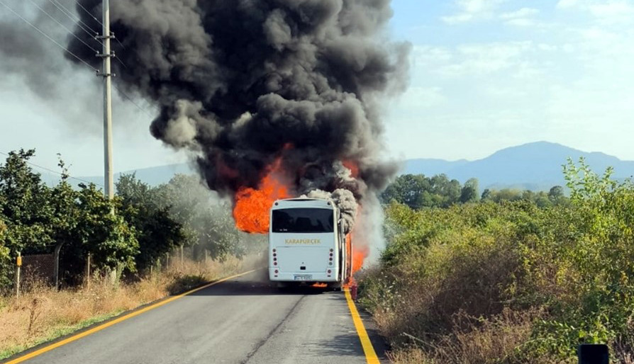  Sakarya’da işçi servisi alev topuna döndü