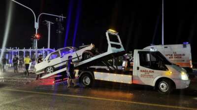 Duble yolda iki otomobil çarpıştı: 1’i ağır, 3 yaralı