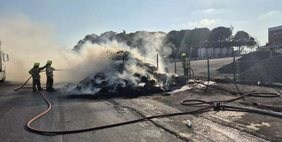 Saman yüklü kamyonet alev topuna döndü Balıkesir'in Susurluk ilçesinde seyir