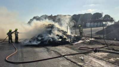 Saman yüklü kamyonet alev topuna döndü