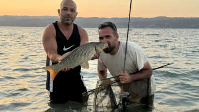 Sapanca Gölü’nde 13 kilo sazan yakaladı: Öpüp suya geri saldı