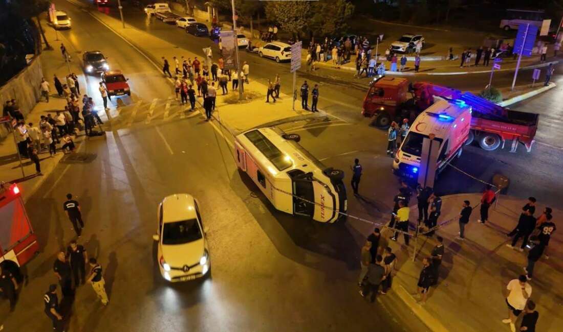 Sultanbeyli’de aşırı süratli araç minibüsle çarpıştı: 10 yaralı Sultanbeyli’de iddiaya göre aşırı