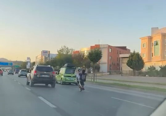 Bursa'da motosikletiyle trafikte akrobasi
