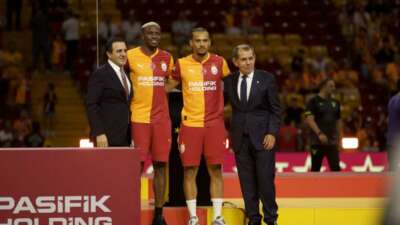 Victor Osimhen ve Leroy Sane için stadyumda imza töreni düzenlendi