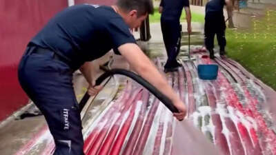 Yangın savaşçılarının ekipman temizliği de takdir topladı