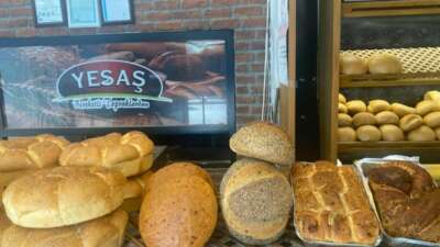 Yenişehir’de domatesli ekmek üretildi