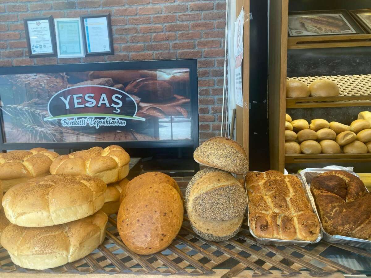 Yenişehir’de domatesli ekmek üretildi