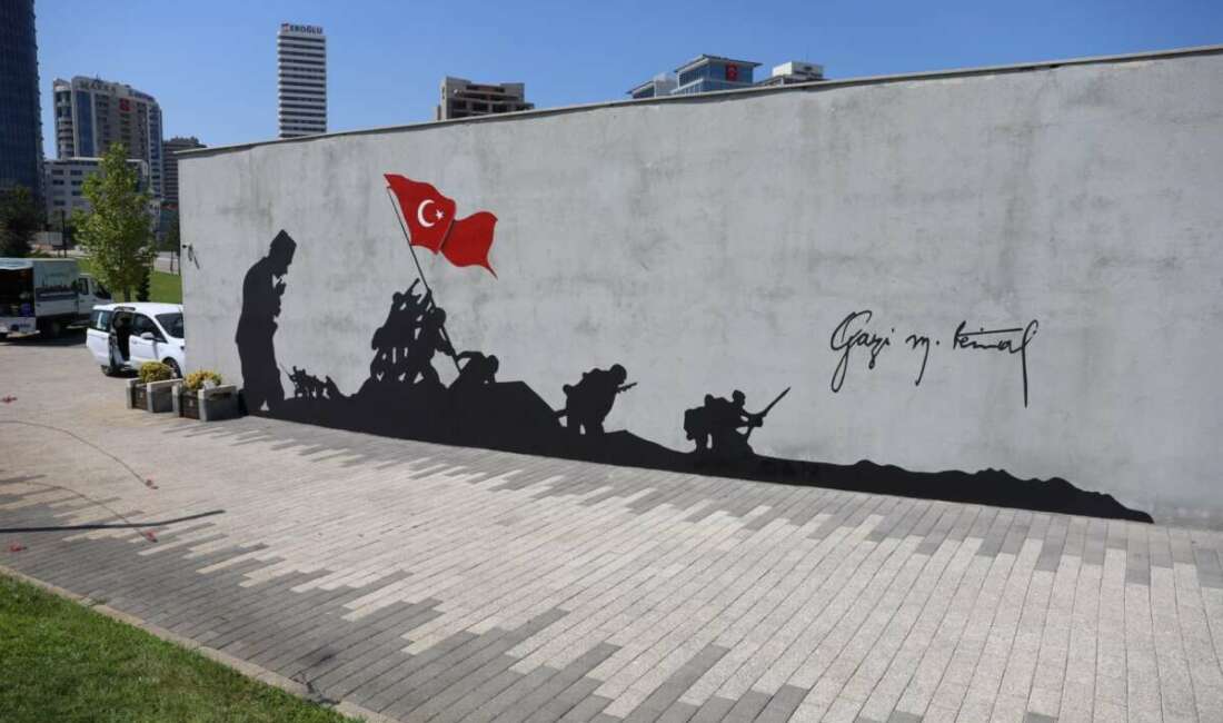 Zafer ruhu, Şehitlik Abidesi duvarlarına yansıtıldı Bursa Büyükşehir Belediyesi tarafından