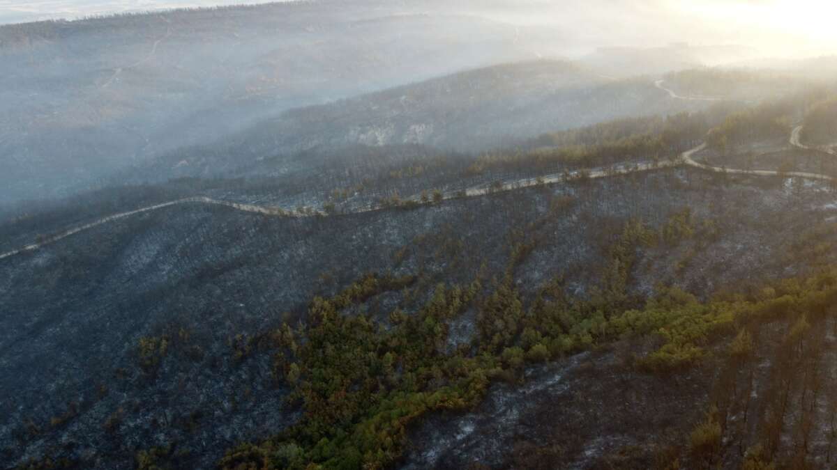Gelibolu’da büyük ölçüde kontrol altına alınan orman yangınında yanan yerler dronla görüntülendi