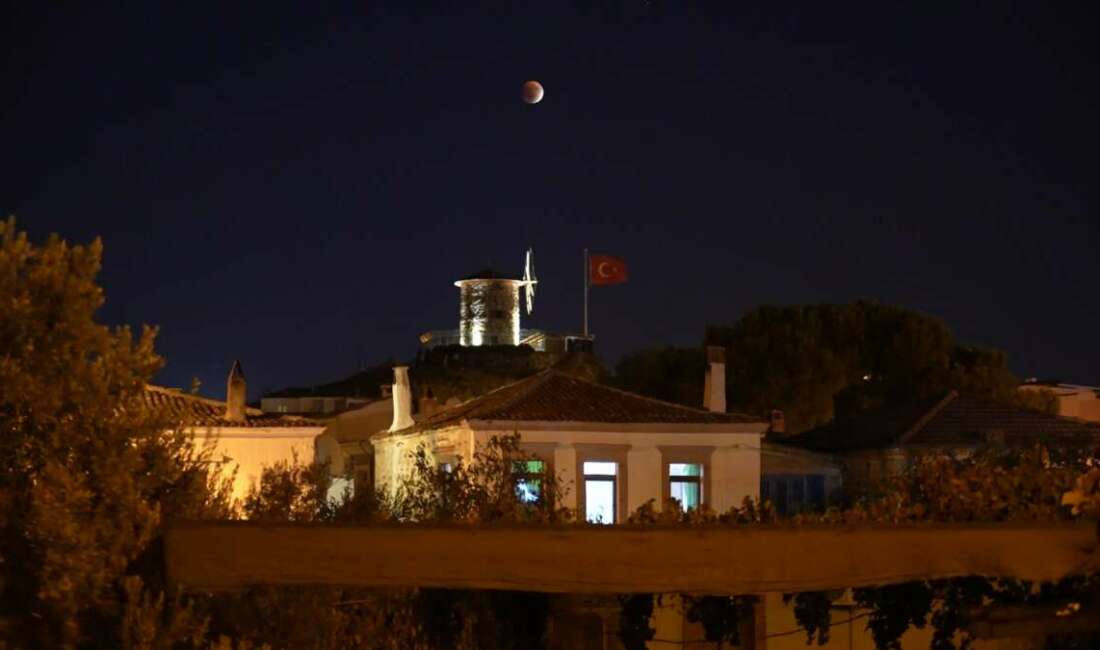 “Kanlı Ay” Ayvalık’tan görüntülendi Balıkesir’in Ayvalık ilçesinde "Kanlı