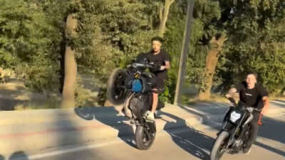 “Sadece ölüler görür” mesajına “Polis de görür” deyip gözaltına aldılar