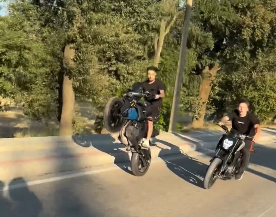 “Sadece ölüler görür” mesajına “Polis de görür” deyip gözaltına aldılar