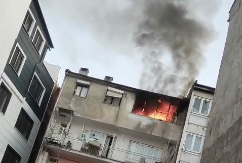 4 katlı apartmanda çıkan yangın panik yaşattı