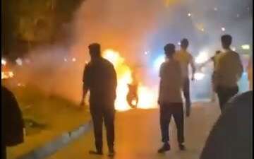 Alev alan motosikleti, kırık ayağıyla koşarak yetişen yardımsever kurtardı