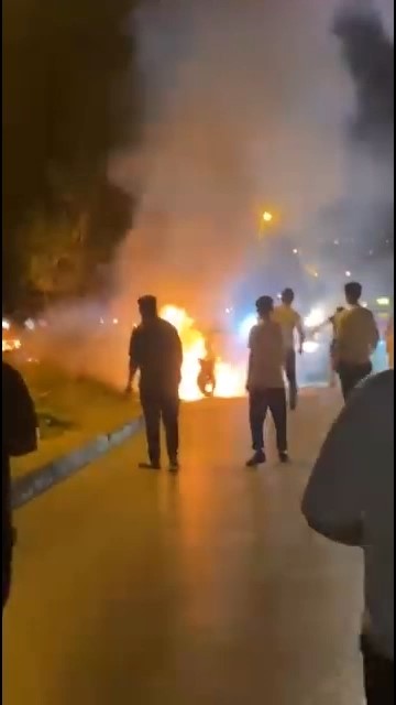 Alev alan motosikleti, kırık ayağıyla koşarak yetişen yardımsever kurtardı