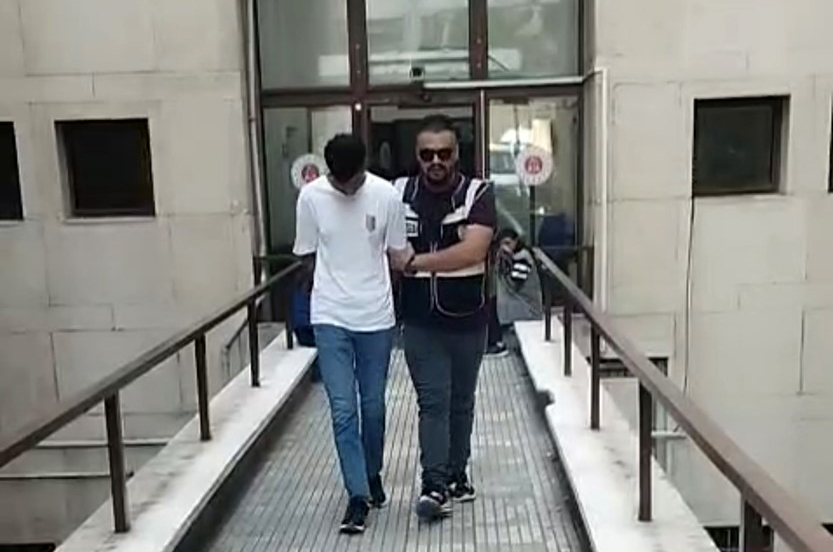  Polisi gören firari, çimlere yatıp ölü taklidi yaptı