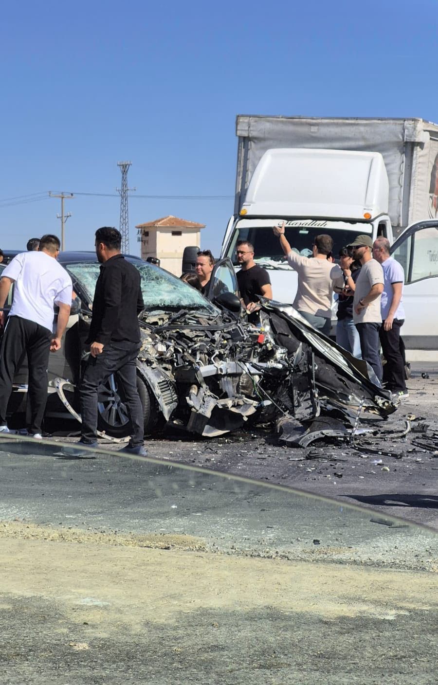 Otomobille kamyonet çarpıştı: 1’i ağır 5 yaralı