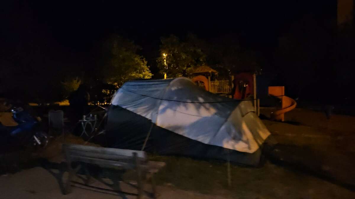 Depremlerin durmadığı Sındırgı’da vatandaşlar geceyi dışarıda geçirdi