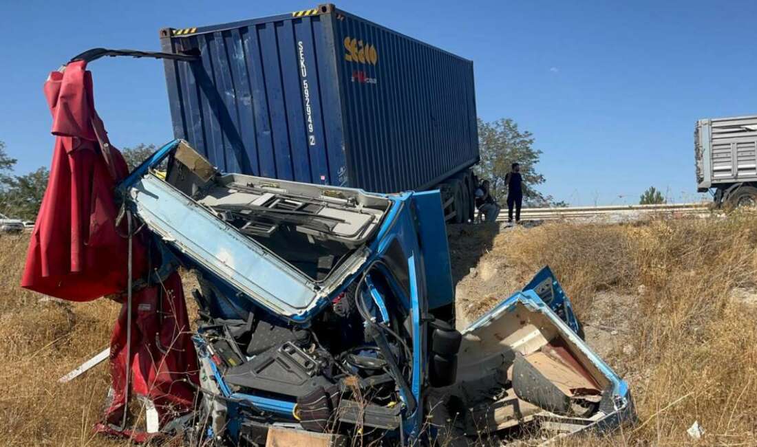 Eskişehir'de iki tırın çarpışması