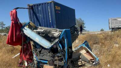 İki tır çarpıştı, şans eseri ezilen kabinden çıkan sürücüye diğer meslektaşı kurabiye ikram etti