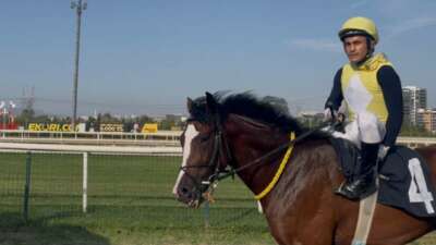  Attan düşen jokeyin yerine yarıştı birinci oldu