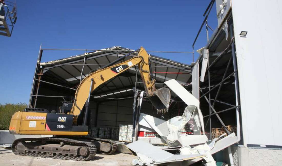 Nilüfer Belediyesi yıkım ekipleri,