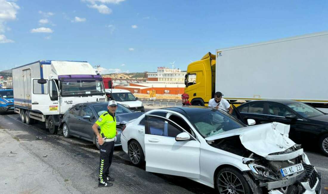 Balıkesir’de 4 araç zincirleme trafik kazası yaptı Balıkesir'de Bursa-Balıkesir karayolunda 4