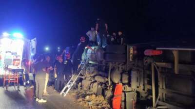 Balıkesir’de tır kazası: Sürücü ekipler tarafından kurtarıldı