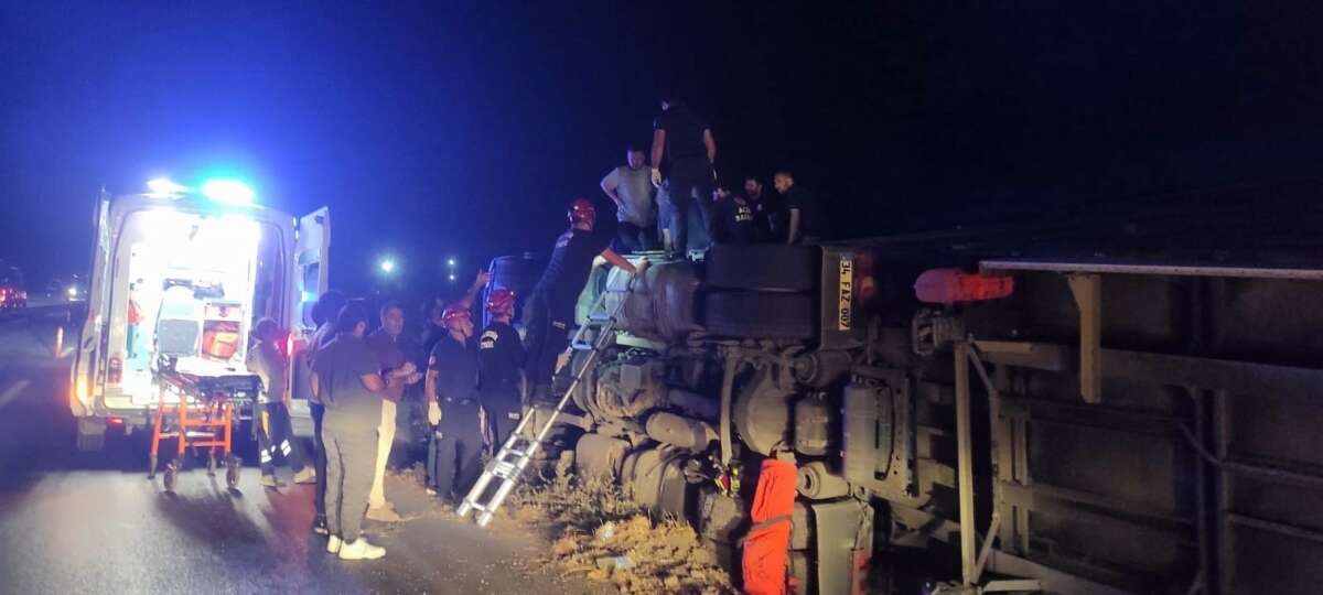 Balıkesir’de tır kazası: Sürücü ekipler tarafından kurtarıldı