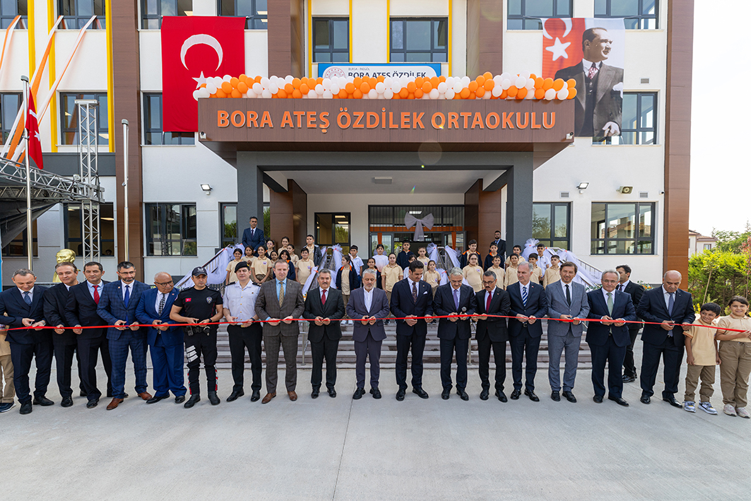 Bora Ateş Özdilek Ortaokulu düzenlenen törenle açıldı