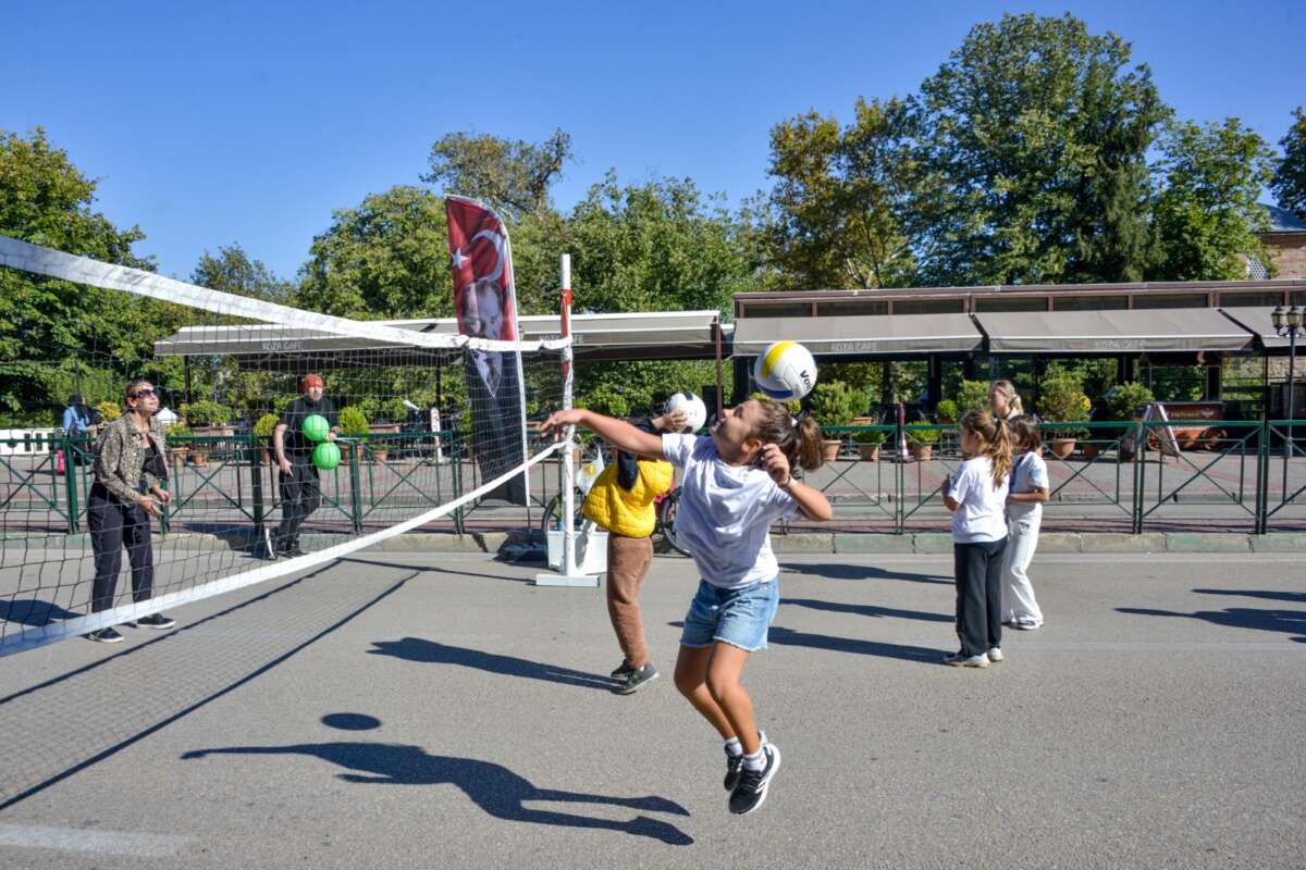 Bursa Heykel Meydanı çocuk neşesiyle şenlendi