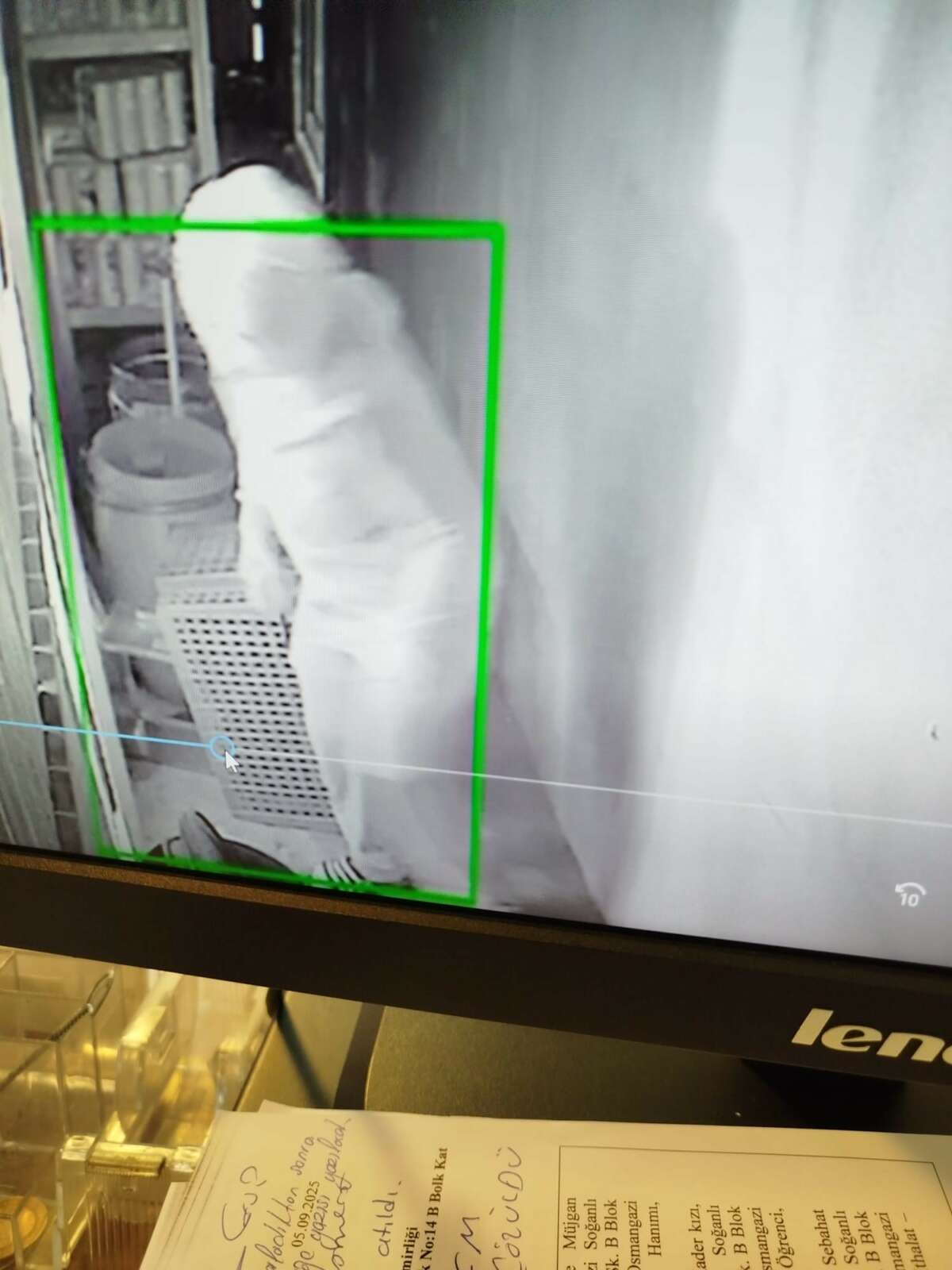 Bursa’da 3 hırsız yüzlerini kamufle edip kapattı, terlikten kimlikleri belirlendi