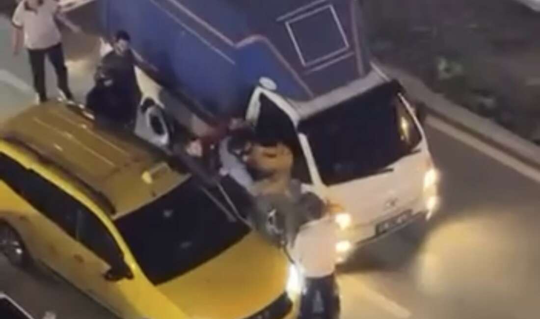 Bursa’da İki sürücü kavgaya tutuştu, trafik kitlendi Bursa'da tartışan iki sürücü
