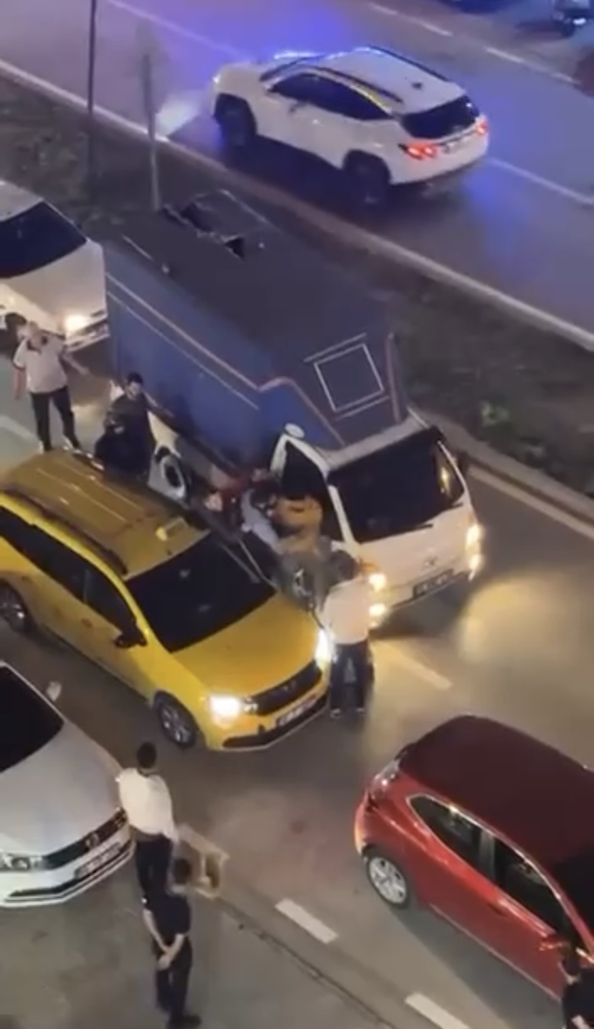 Bursa’da İki sürücü kavgaya tutuştu, trafik kitlendi