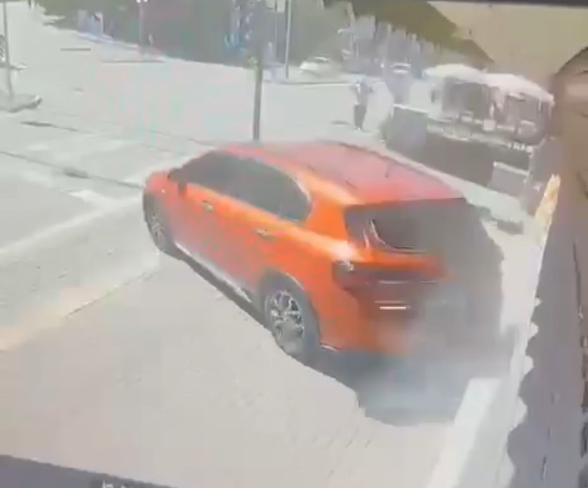 Bursa’da Kuyumcuya dalan araç 500 bin liralık zarara yol açtı