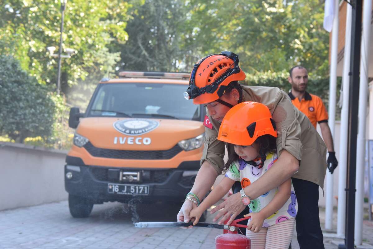 Bursa’da Minik itfaiyeciler göz kamaştırdı