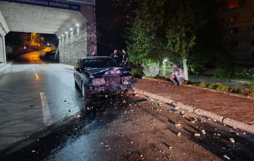 Bursa’da alkollü Mercedes araç sürücüsü, elektrik direğine çarpıp olay yerinden kaçtı Bursa'da meydana gelen kazada